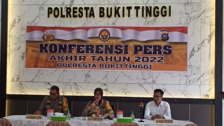 Jajaran Polresta Padang melakukan ekspos penanganan perkara selama tahun 2022 di Aula Mapolresta Bukittinggi. (Foto: Ikhwan/radarsumbar.com)