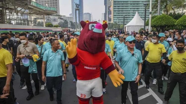 PSSI bersama FIFA memperkenalkan maskot Piala Dunia U-20 2023 Bacuya dengan karakter badak Jawa yang mengenakan jersey Timnas Indonesia berwarna merah putih. ANTARA FOTO/Galih Pradipta/rwa.