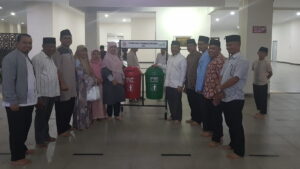 Bantuan tong sampah dari Semen Padang untuk Masjid Raya Sumbar