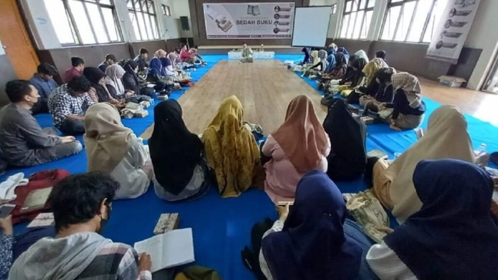 Diskusi buku dengan Raudal Tanjung Banua yang digelar oleh Taman Budaya Sumbar.