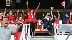 Ekspresi Presiden Jokowi saat tim nasional sepak bola Indonesia mencetak gol pada Piala AFF melawan Thailand di Stadion Utama Gelora Bung Karno, Jakarta, Kamis (29/12/2022). (Foto: BPMI Setpres)