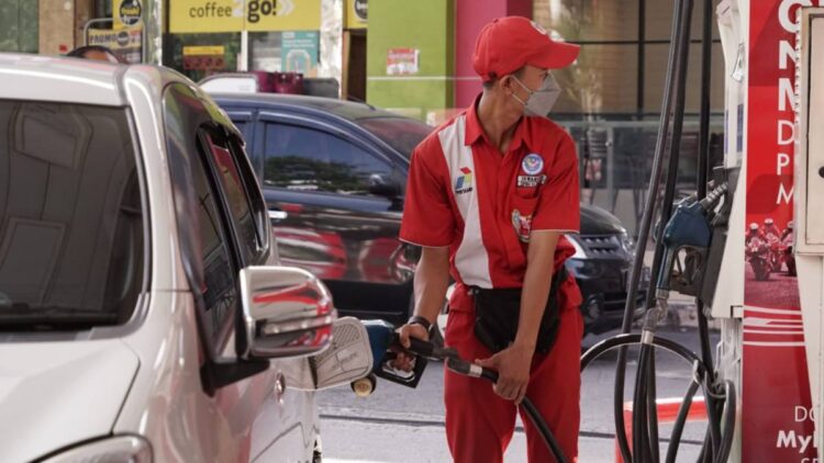 Petugas Pertamina mengisi BBM. (Foto: Ist)