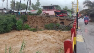 Kondisi jembatan nyaris terban di kawasan Batu Gadang Padang