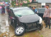 Kereta Api Hantam Minibus di Padang Pariaman, Kerugian Rp100 Juta