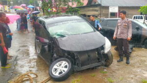 Satu unit minibus ringsek usai dihantam kereta api di Padang Pariaman.