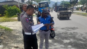 Petugas Unit Lakalantas Polresta Padang memeriksa sopir Trans Padang terkait kecelakaan pada Senin siang di Jalan Bypass, Pasa Ambancang, Kecamatan Kuranji.
