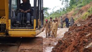 Pemkot Padang mengecek longsor di kawasan Lambuang Bukik