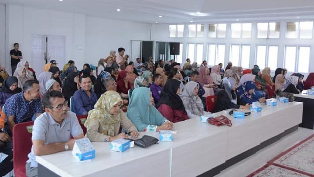 Pelaku UMKM di Padang Panjang saat menerima bantuan dari Wako Fadly Amran