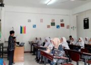 Tim PKM Prodi Sastra Inggris Unidha Beri Pelatihan TOEFL Gratis di SMA Eka Sakti Padang
