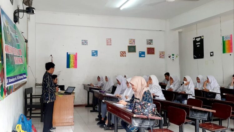 Pelatihan TOEFL di SMA Eka Sakti Padang