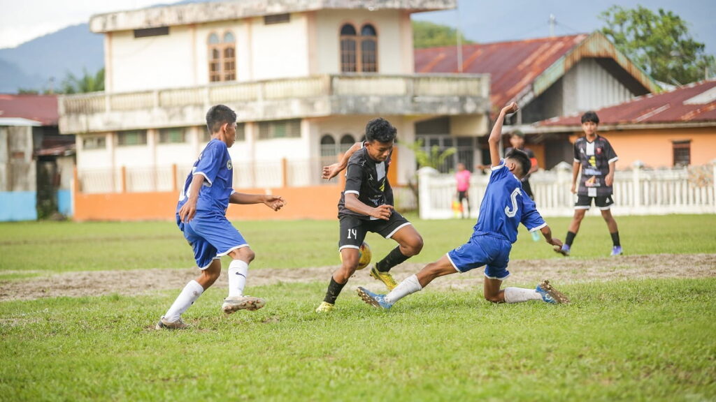 Pemain PSG melewati dua pemain Sukur FC