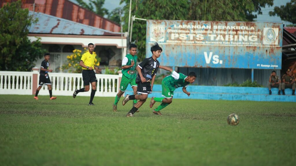 Pemain PSG melewati pemain PSPP