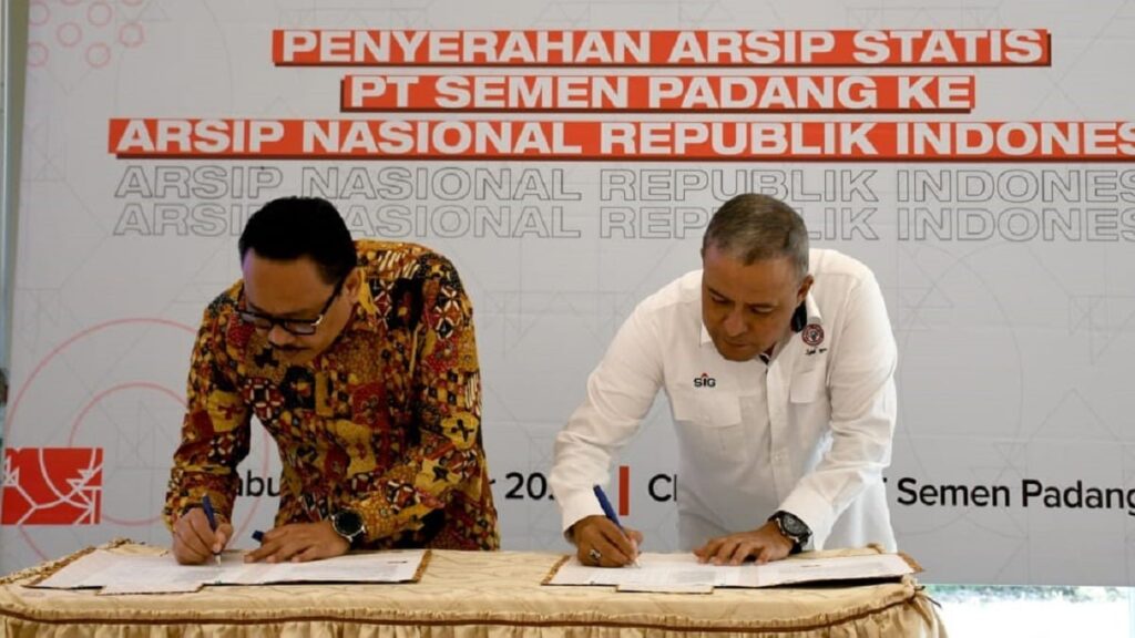 Direktur Keuangan & umum PT Semen Padang, Oktoweri (kanan) bersama Kepala ANRI, imam Gunarto (kiri), menandatangani Berita Acara penyerahan Arsip Statis PT Semen Padang kepada ANRI.