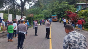 Polisi olah TKP kecelakaan beruntun di Silaiang.