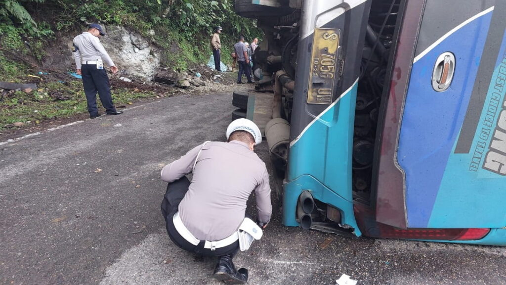 Polisi olah TKP kecelakaan di Silaiang