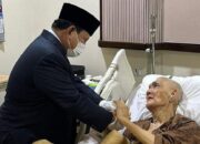 Prabowo Besuk Try Sutrisno di RSPAD, Saling Tatap Muka dan Menggenggam Tangan