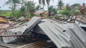 Kondisi material rumah yang rusak akibat bencana angin puting beliung di Nagari Pilubang, Kecamatan Sungai Limau, Kabupaten Padang Pariaman, Sumbar. (ANTARA/Aadiaat M. S)