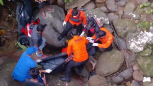 Tim SAR melakukan evakuasi terhadap ASN yang tewas terjatuh di Jembatan Panasahan, Bungus.