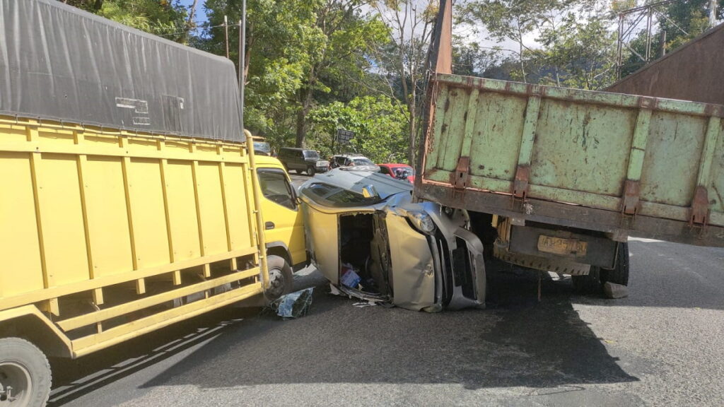 Truk hantam minibus di kawasan Silaiang.