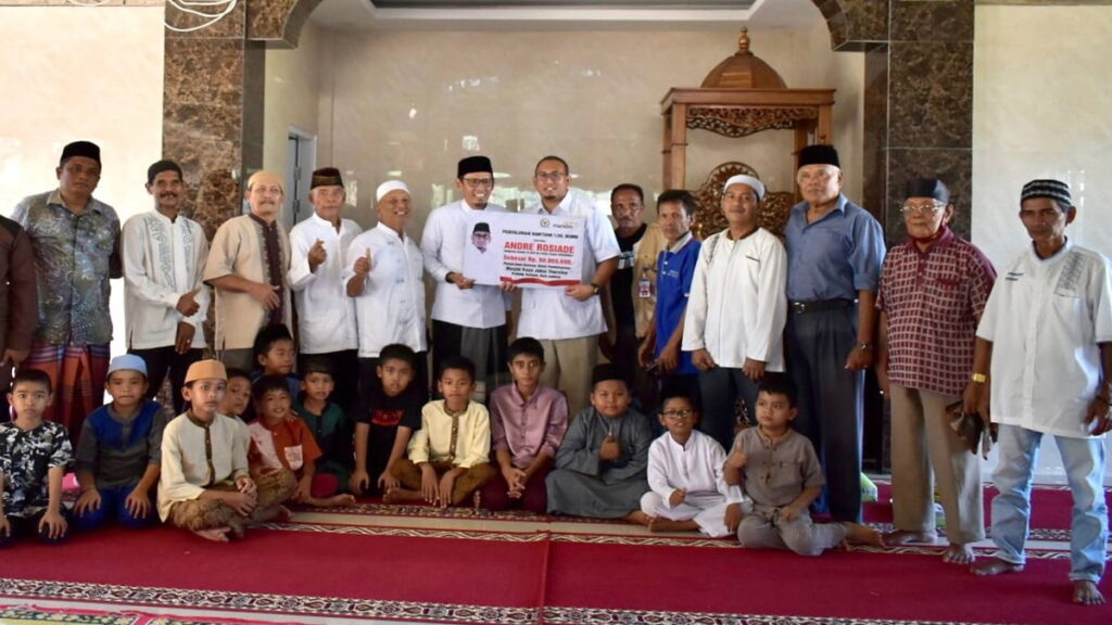 Andre Rosiade serahkan bantuan ke Masjid Jabal Tursina. (Tim AR)