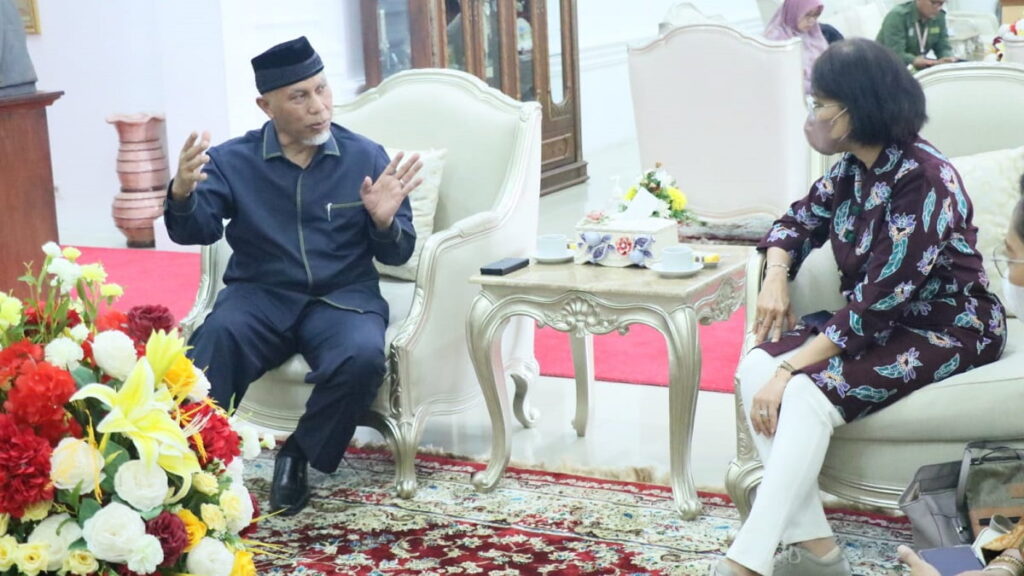 Gubernur Mahyeldi saat bertemu dengan pejabat Kemenkes. (Dok. Humas)