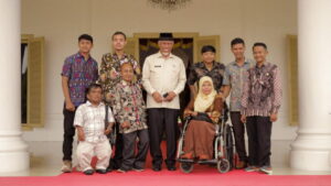 Gubernur Mahyeldi saat bertemu dengan penyandang disabilitas di Istana Gubernur. (Dok. Humas)