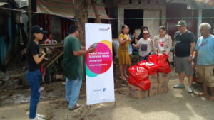 Indosat Ooredoo Hutchison (IOH) berkoordinasi dengan Badan Penanggulangan Bencana Daerah (BPBD) dan pemerintah daerah untuk menyalurkan bantuan berupa bahan kebutuhan pokok dan komunikasi bagi masyarakat yang terdampak bencana banjir dan longsor di kota Manado. (Dok. IOH)