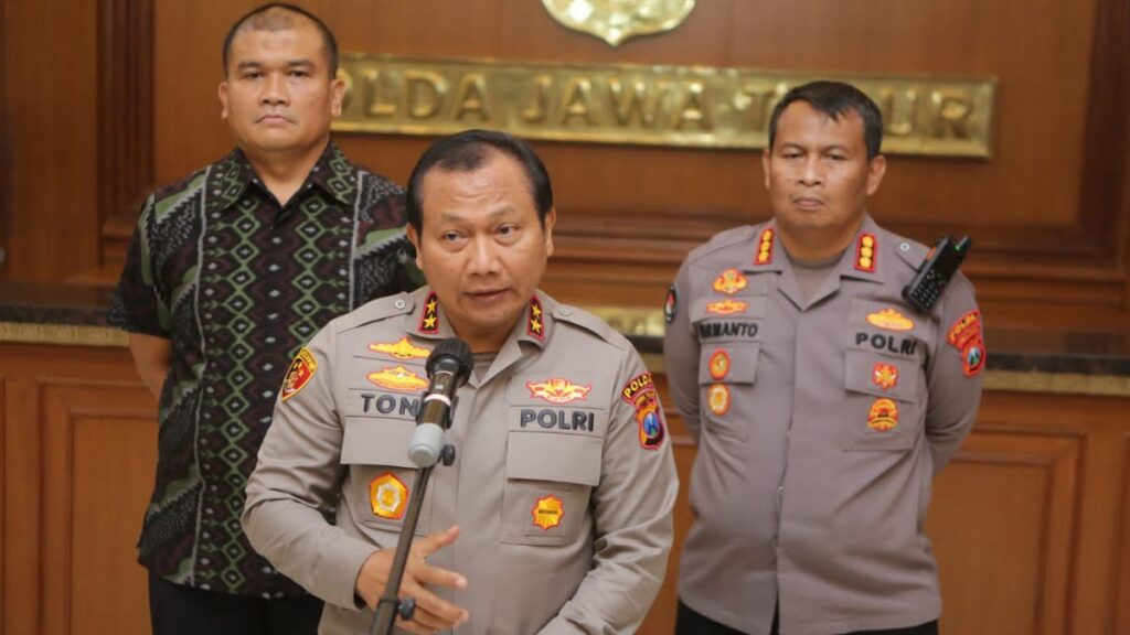 Kapolda Jatim, Irjen Pol Toni Harmanto memberikan keterangan pers terkait penetapan tersangka pelaku curas di Rumdin Wako Blitas. (Dok. Divhumas Polri)