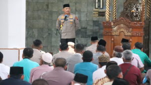 Jumat curhat Kapolda Sumbar di Masjid Raya Koto Tangah. (Dok. Bidhumas)