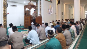 Jumat curhat Kapolda Sumbar di Masjid Nurul Iman, Padang. (Dok. Bidhumas Polda Sumbar)