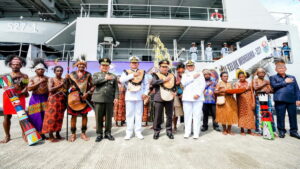 Kapolri dan Panglima TNI bersama dengan suku pribumi Papua. (Dok. Divhumas Polri)
