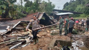 Petugas gabungan membantu membersihkan puing-puing pasca kejadian banjir di Batu Busuk, Kota Padang beberapa waktu lalu. (Dok. Pusdalops PB)