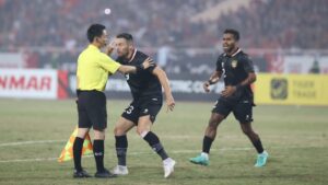 Marc Klok protes kepada wasit yang memimpin laga semifinal antara Timnas Indonesia kontra Vietnam. (Dok. PSSI)