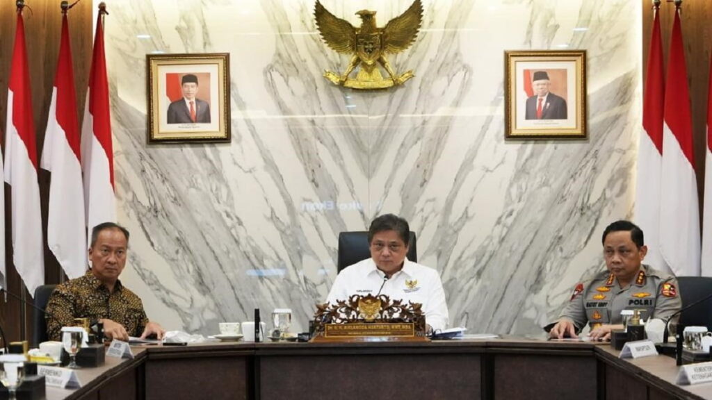 Menko Perekonomian Airlangga Hartarto didampingi Menperin Agus Gumiwang Kartasasmita dan Wakapolri Gatot Eddy Pramono memberikan keterangan pers, di Jakarta, Kamis (05/01/2023). (Foto: Humas Kemenko Perekonomian)