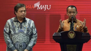 Menteri Investasi/Kepala BKPM Bahlil Lahadalia dan Menko Perekonomian Airlangga Hartarto memberikan keterangan pers di Kantor Presiden, Jakarta, Rabu (11/01/2023). (Dok. BKPM)