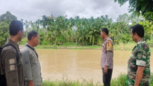 Polsek Batang Anai dan BKSDA Sumbar patroli aliran sungai Batang Anai untuk mengamankan buaya. (Dok. Polsek Batang Anai)