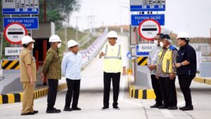 Presiden Jokowi meresmikan Jalan Tol Ruas Pekanbaru-Padang, Seksi Pekanbaru-Bangkinang, Rabu (04/01/2023), di Gerbang Tol Bangkinang, Kabupaten Kampar, Riau. (Foto: Humas Setkab/Agung)