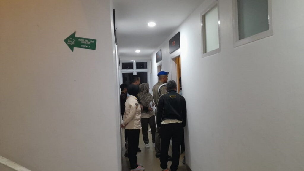 Razia penginapan dan kos-kosan serta tempat karaoke oleh Satpol PP Padang pada Sabtu (21/1/2023) dini hari mendapati dua pasangan ilegal. (Dok. Satpol PP Padang)