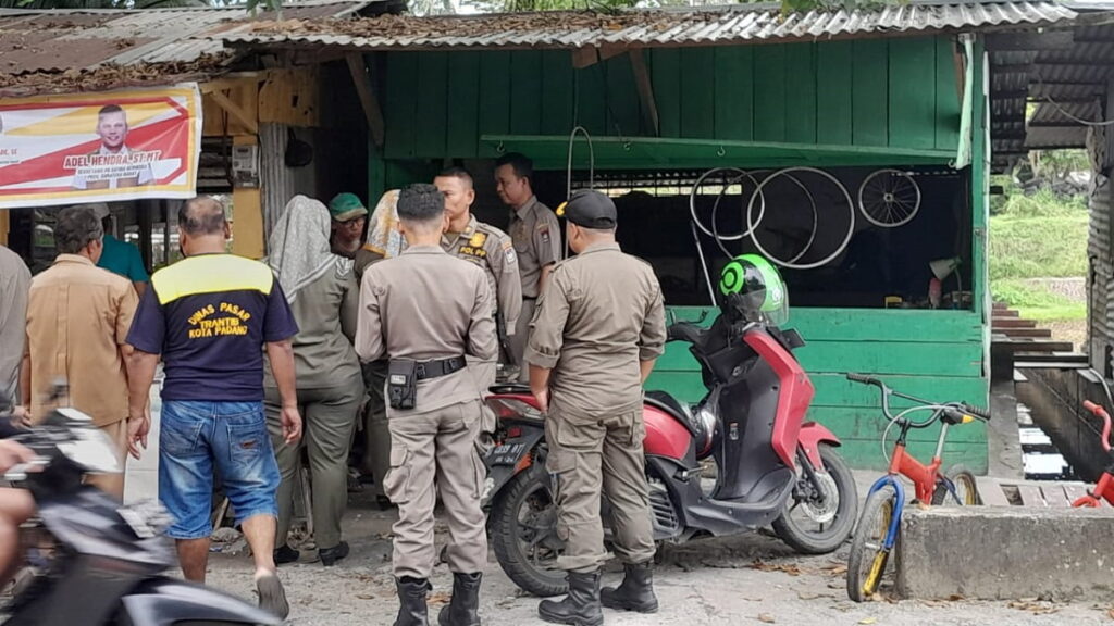 Tim mediasi diturunkan terhadap PKL di kawasan Padang Timur yang membandel dan tak membongkar bangunan yang berdiri di atas fasilitas umum. (Dok. Satpol PP Padang)