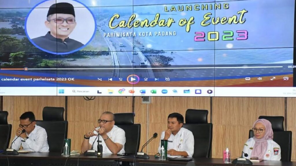 Sekda Andree Algamar dan jajaran saat menjelaskan calendar iven 2023. (Humas Kota Padang)