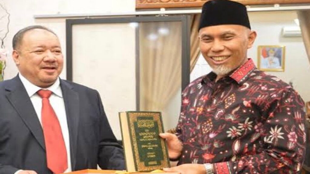 Kedekatan sosok Fahad Yasin dan Buya Mahyeldi. (istimewa)