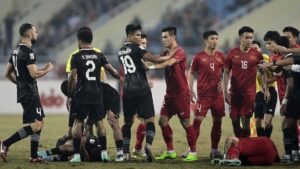 Keributan yang sempat terjadi antara pemain Vietnam dan Timnas Indonesia. Dalam laga ini Indonesia gagal ke final. (AFP)