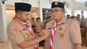 Wagub Audy sematkan pin untuk Ketua Kamabicab Pramuka Padang Hendri Septa. (infopublik)