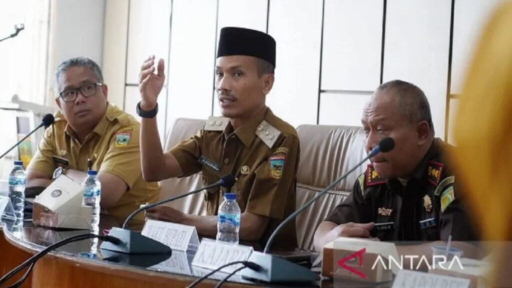 Wakil Bupati Solok Selatan, Yulian Efi (tengah). (ANTARA)