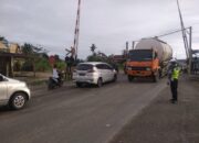 Jalan Berlubang di Dekat Rel KA Pasar Usang bikin Macet, Anggota Lantas Disiagakan