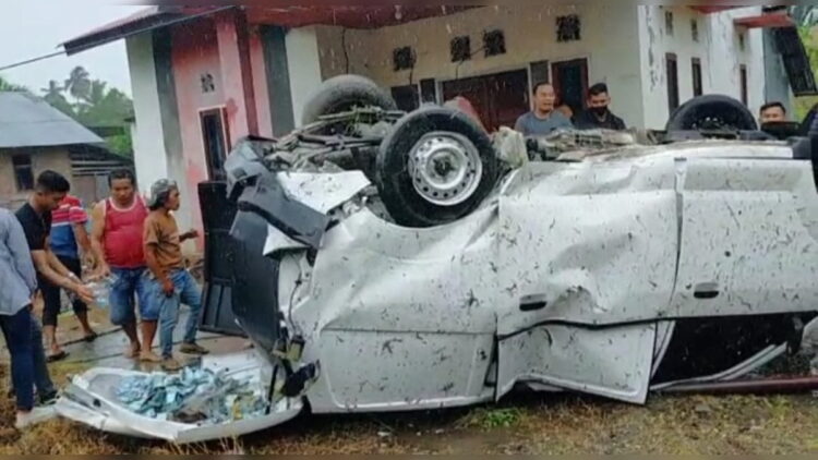 Mobil pengangkut uang ATM terbalik usai mengalami kecelakaan di Padangpariaman. (Foto: radarsumbar.com/Istimewa)
