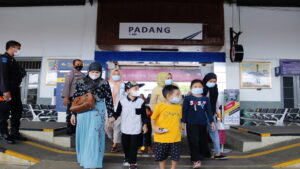Sejumlah penumpang turun dan naik di Stasiun Padang, Simpang Haru, Kecamatan Padang Timur, Kota Padang. (Foto: radarsumbar.com / Dok. KAI Divre II Sumbar)