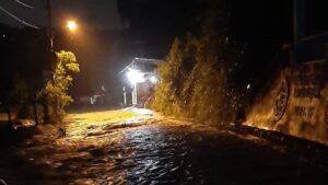 Banjir luapan sungai di kawasan Batu Busuak, Kota Padang. (Dok. Istimewa)
