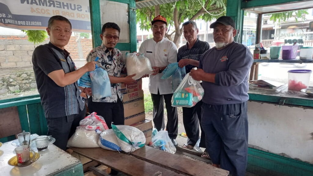 Pemberian bantuan sembako kepada korban terdampak angin puting beliung di Lubuk Kilangan pada Jumat (27/1/2023) siang. (Foto: Radarsumbar.com / Dok. Dinsos Padang)