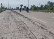Cangkang Sawit Berserakan di Sepanjang Jalan Bypass Ancam Pengendara